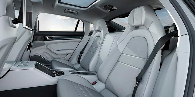 Die Fondpassagiere genießen im Porsche Panamera Executive besonders viel Komfort