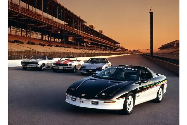 Chevrolet Camaro Generationentreffen. Vorne Generation 4 als Z28 Modelljahr 1993, daneben Generation 3 als Z28 Modellkajr 1982, daneben Generation 1 als SS Modelljahr 1969, daneben Generation 1 als...