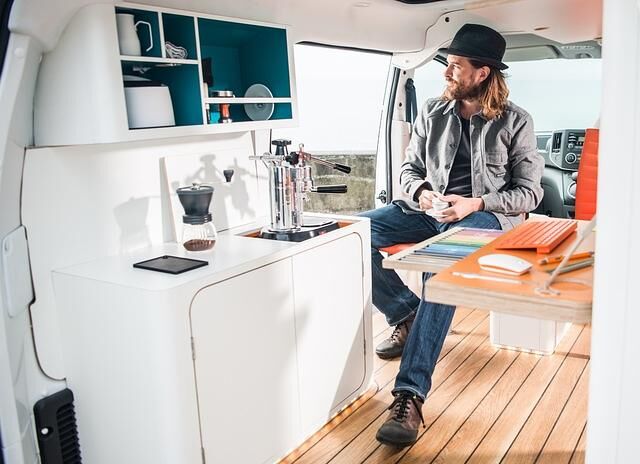 Der Nissan eNV200 Workspace bietet neben dem reinen Arbeitsplatz auch noch eine kleine Küchenzeile, die unter anderem mit einer schicken Kaffemaschine und einem Mini-Kühlschrank ausgestattet ist