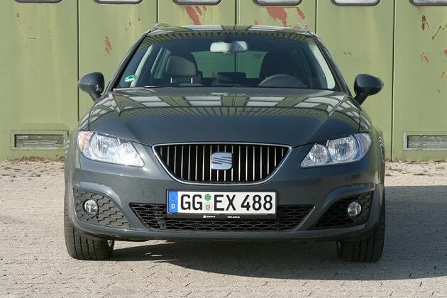 Der Grill hat ein senkrechtes Gitter, der untere Lufteinlass ein Sechseckgitter