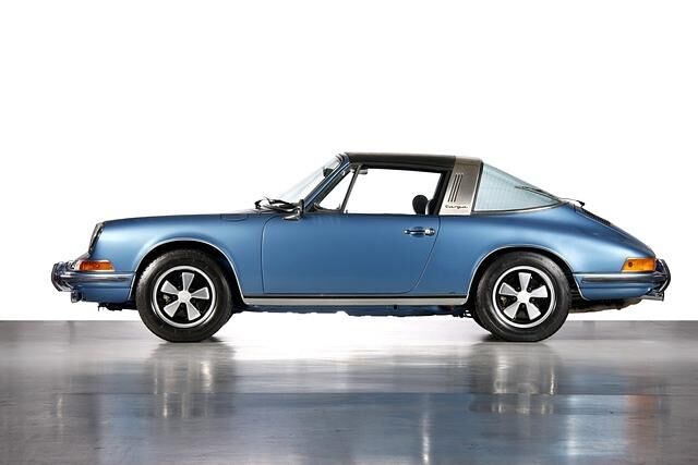 Der 911 S 2.2 Targa hat eine mechanische Einspritzung, 180 PS, fünf Gänge, 15-Zoll-Räder und zwei obenliegende Nockenwellen