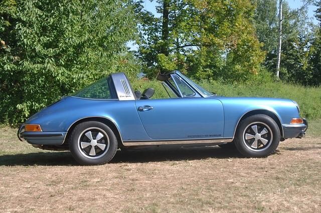 Dieser 911 ist schon im Stand eine Hommage an das Ursprüngliche, die Klarheit der Mechanik und die Kunst des Weglassens