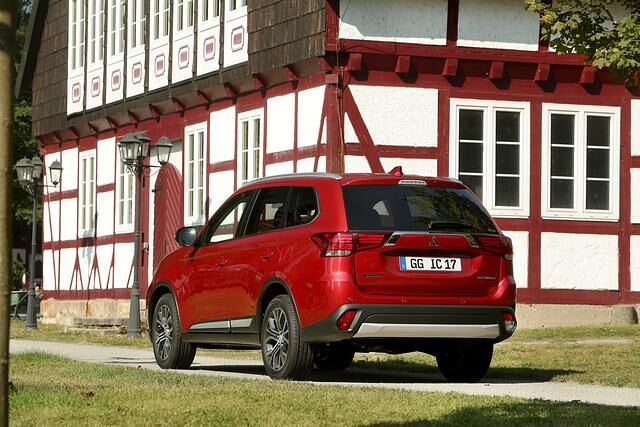 Auf der Antriebsseite stehen zunächst ein Zweiliter-Benziner mit 110 kW/150 PS und fünf Sitzen sowie ein 2,2-Liter-Diesel mit gleicher Leistung aber sieben Sitzplätzen zur Wahl