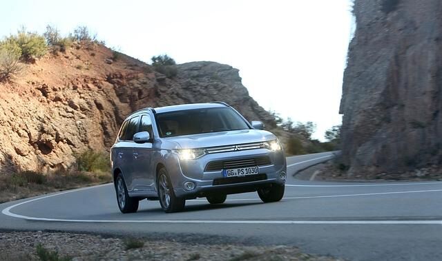 Im Innenraum wurde der große SUV mit einer Mittelkonsole aufgewertet, die eine vollflächige Dekorleiste in Klavierlack-Optik und eine silberfarbenen Zierrahmen trägt
