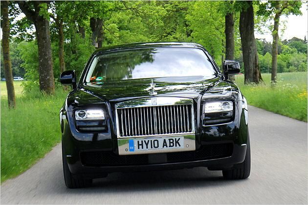 Der aufrechte Grill mit den senkrecht verlaufenden Chrom-Streben gehört zu den markanten Merkmalen eines Rolls-Royce