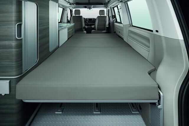 Das Schlafgemach in der unteren Etage des VW California ist mit 1,16 Meter Breite noch schmaler als das unter dem Aufstelldach