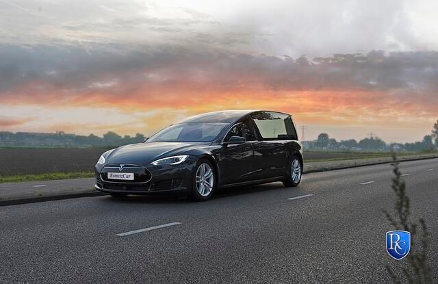 Tesla Model S als Leichenwagen - Emissionsfrei ans Grab