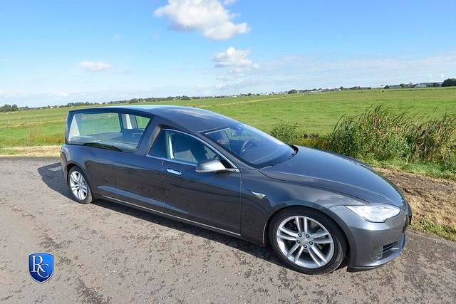 Für den besonders pietätvollen Abgang: Der Leichenwagen auf Tesla-Basis fährt dank E-Antrieb sehr leise