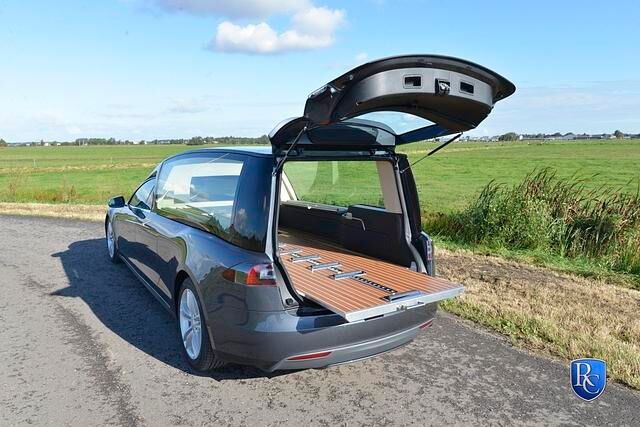 Der "Laderaum" des Leichenwagen-Teslas hat einen ausziehbaren Teakboden