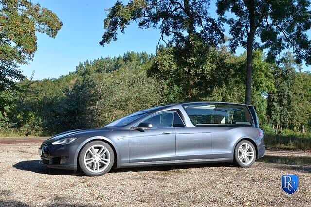 Stolze 80 Zentimeter ist der Tesla durch den Umbau in der Länge gewachsen