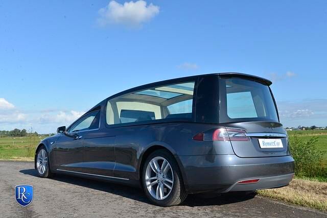 Remetzcar hat dem Tesla ein hochbauendes Kombiheck mit großen Glasflächen verpasst