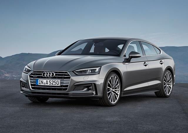 Neu ist auch der Audi A5 Sportback Der elegante, viertürige Ingolstädter mit Fließheck deckt mit dem Motorenprogram der mittleren Baureihe von sparsam (2,0 TDI mit 140 kW/190 PS) bis performant (S5...
