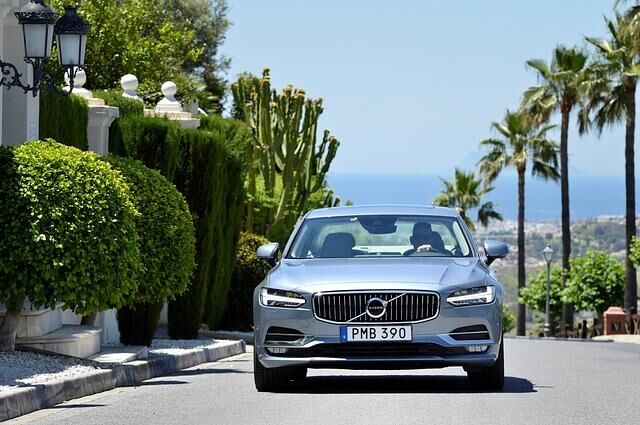 Im Vergleich zum S80 ist der S90 deutlich gewachsen. Mit knapp fünf Meter ist er immerhin 15 Zentimeter länger
