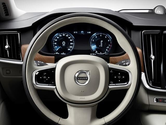 Die Volvo-Innenraumdesigner haben dafür gesorgt, dass Leder, Holz und hochwertiger Kunststoff eine gelungene Symbiose eingehen