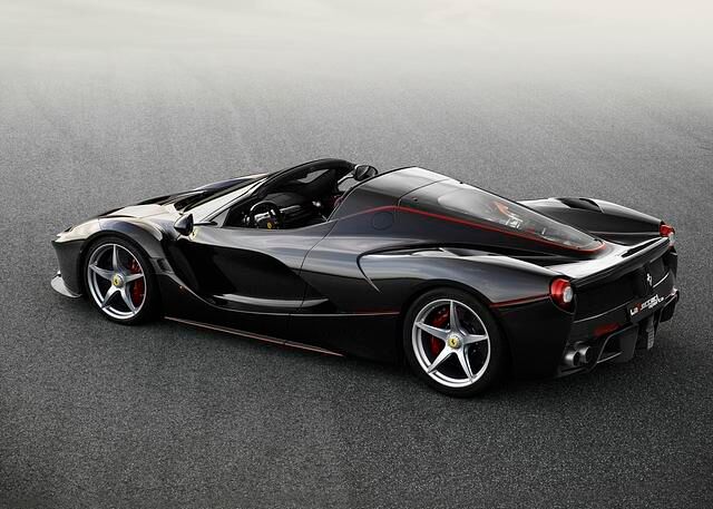 Als Höchstgeschwindigkeit gibt Ferrari mehr als 350 km/h an. Damit wäre der Ferrari LaFerrari Aperta der schnellste Serien-Roadster der Welt