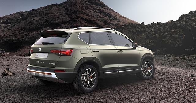 Unter anderem mit grobstolligen Reifen und angedeutetem Unterfahrschutz soll die Ateca-Studie mehr Offroad-Kompetenz versprühen
