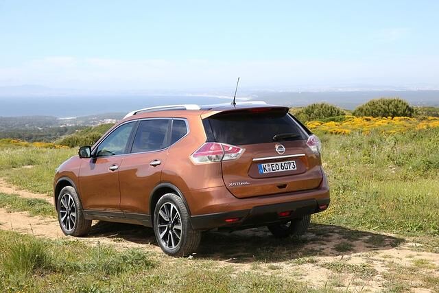 Obwohl eher ein Softroader, kann man sich mit dem Nissan X-Trail durchaus auch abseits befestigter Straßen bewegen