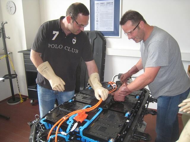 Angesichts von Spannungen jenseits von 300 Volt muss man bei der Reparatur einer Batterie einige Regeln beachten