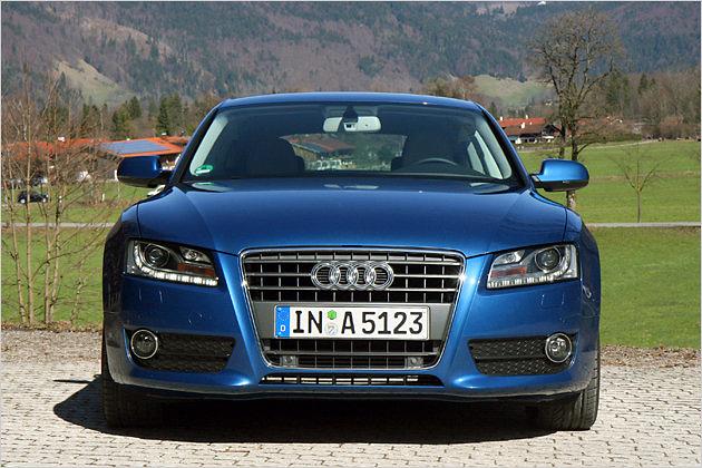 Über den typisch präsenten Grill saugt der Audi seine Kühlluft ein