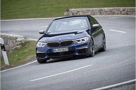Auch ohne die optionale Hinterachslenkung kommt der BMW M550i xDrive halbwegs vernünftig um die Kurven