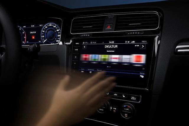 Die einfache und logische Bedienung der Multimediaeinheit-Funktionen über einen riesigen Touchscreen macht auch Menschen Spaß, die nicht mit einem Smartphone in der Hand auf die Welt gekommen sind