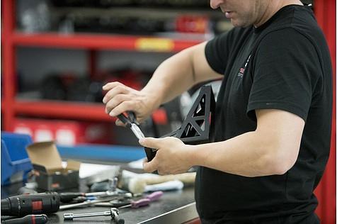 Die Techniker bei Seat leisten beim Leon Cup Racer 2017 Maßarbeit