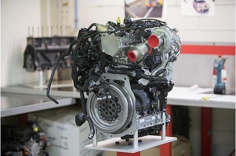 Der Motor vom Band wird vor dem Einbau komplett auseinander genommen Seat Leon Cup Racer 2017
