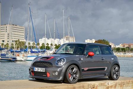 Der Mini John Cooper Works GP fährt auf 17 Zoll großen Rädern.