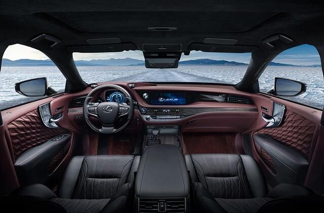 Riesige Displays, viele edle Materialien: Der Arbeitsplatz im Lexus LS 500h