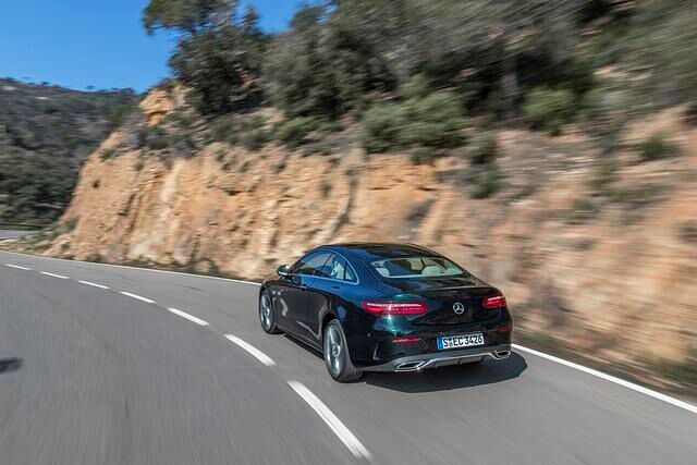 Diese Ähnlichkeit mit dem S-Klasse Coupé sieht Mercedes mehr als Chance, denn als Problem: Schließlich kauft jeder E-Coupé-Kunde ein bisschen S-Klasse-Image zum günstigeren Preis