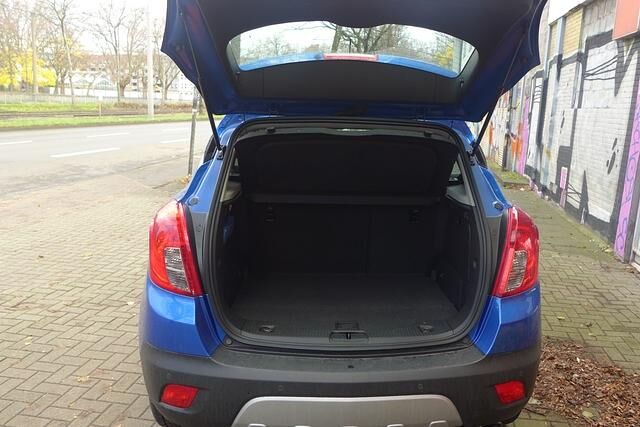 Nicht gerade riesig ist das Kofferraumvolumen des Mokka. Hier ist Platz für 280 Liter Gepäck