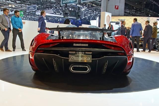 Die Höchstgeschwindigkeit des Regera gibt Koenigsegg mit 411 km/h an