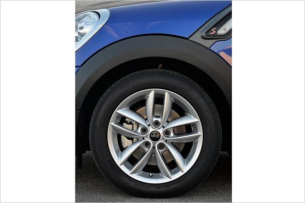 Serienmäßig rollt der Paceman Cooper S auf Reifen im 17-Zoll-Format