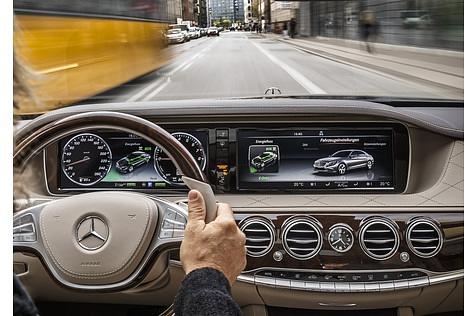 Mercedes S 500 e mit zwei getrennten Displays