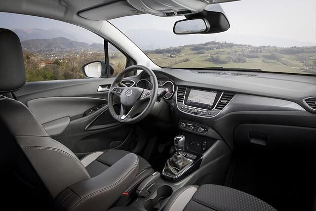 Wer sich vor dem Start zur ersten Crossland-Runde im Innenraum umschaut und nacheinander alle Plätze ausprobiert, kommt ins Grübeln. Wirklich nur 4,21 Meter lang, dieser Opel?