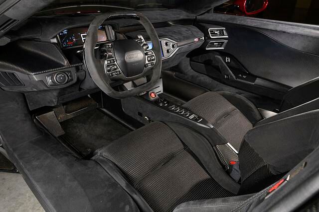 Das Cockpit ist bequem genug, um den GT auch auf der Landstraße zu bewegen