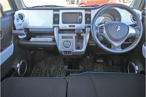 Das Cockpit des Suzuki Kei Cars
