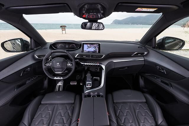 Das Cockpit des 5008 entspricht weitgehend dem des 3008