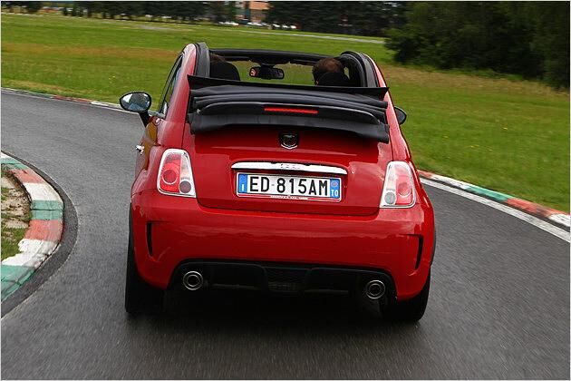 Der Abarth 500C trägt auf jeder Seite ein Endrohr