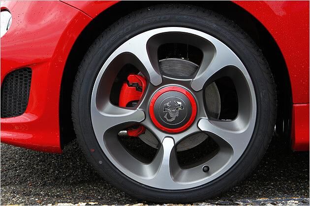 Rote Bremssättel sitzen in den Felgen, der Abarth-Skorpion ist von einem roten Ring umgeben