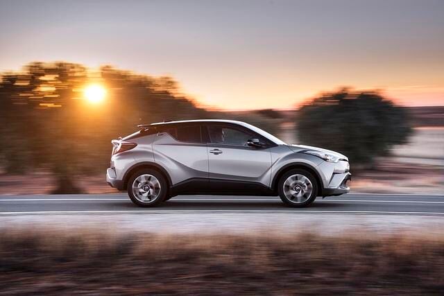 Den C-HR gibt es mit Hybrid oder konventionellem Antrieb