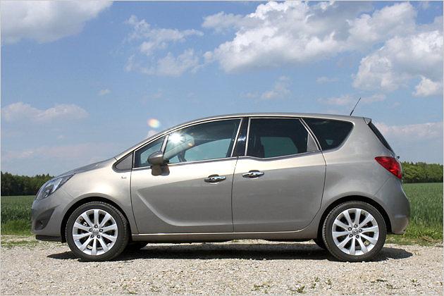 Mit 4,29 Meter ist das Auto kaum länger als ein VW Golf. Die Höhe ist allerdings etwa zehn Zentimeter größer
