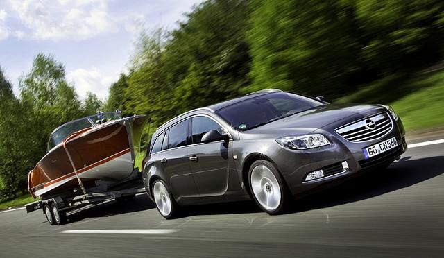 Mit seinen bulligen Dieselmotoren und Allradantrieb eignet sich der Opel Insignia auch gut als Zugmaschine