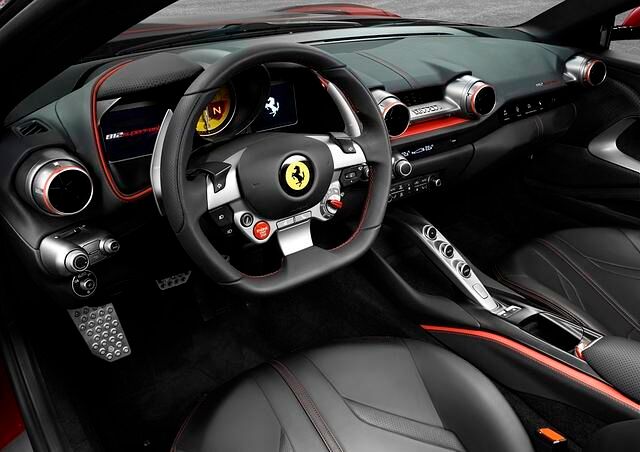 Auch der Kabine des 812 Superfast hat Ferrari ein sportlicheres, radikaleres Styling verpasst