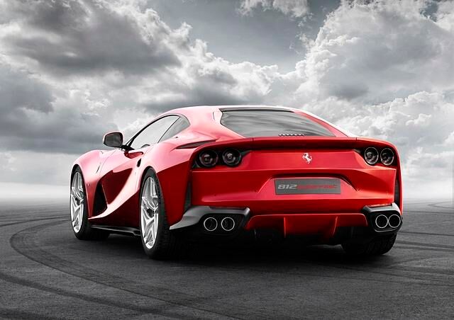 Dank der mitlenkenden Hinterräder soll der Ferrari 812 Superfast auch gut durch enge Kurven kommen 