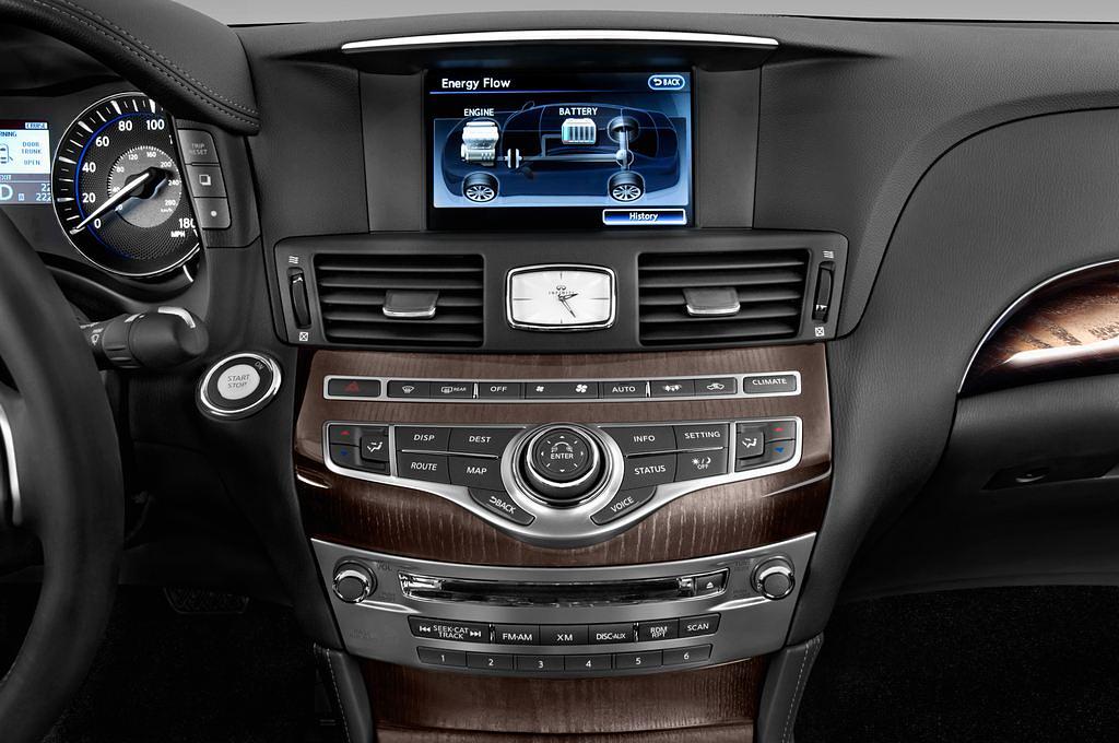 Infiniti M35H (Baujahr 2012) GT 4 Türen Radio und Infotainmentsystem