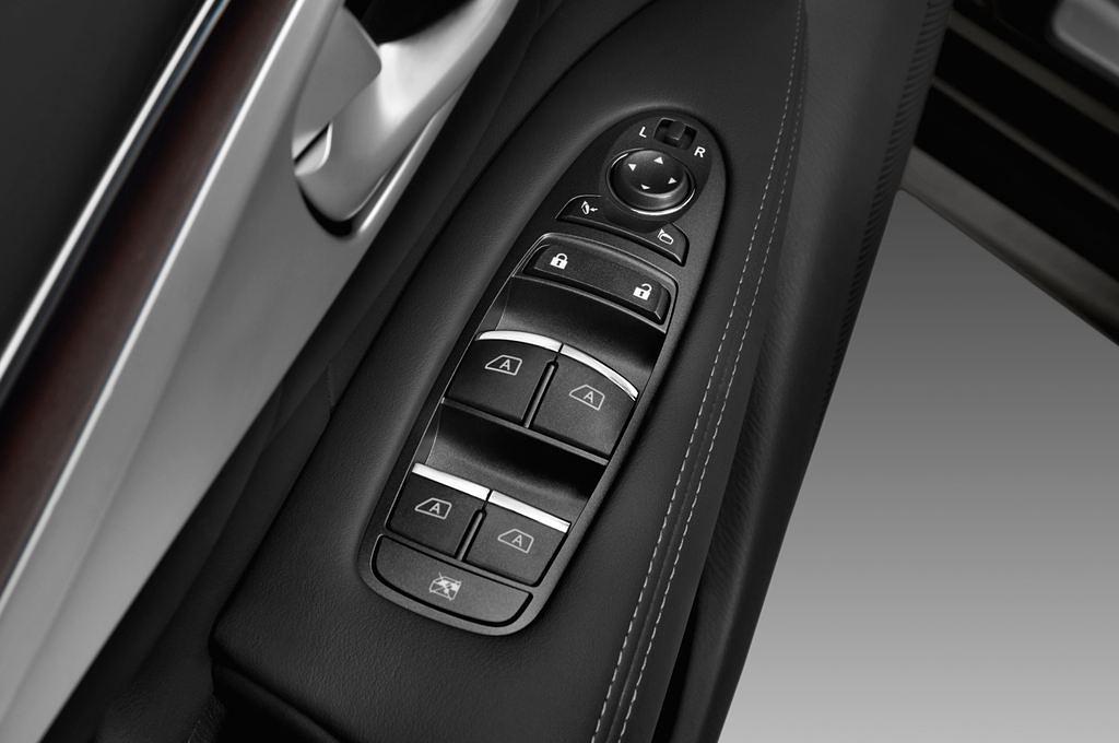 Infiniti M35H (Baujahr 2012) GT 4 Türen Bedienungselemente Tür
