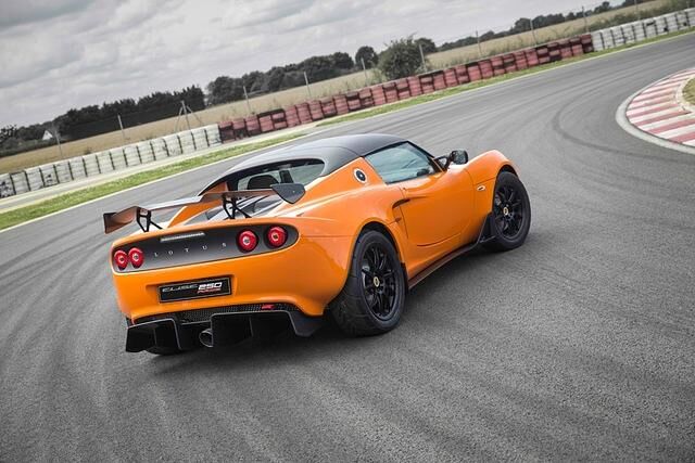 Unter anderem ein mächtiger Heckdiffusor sorgt bei der Lotus Elise Race 250 für erhöhten Abtrieb
