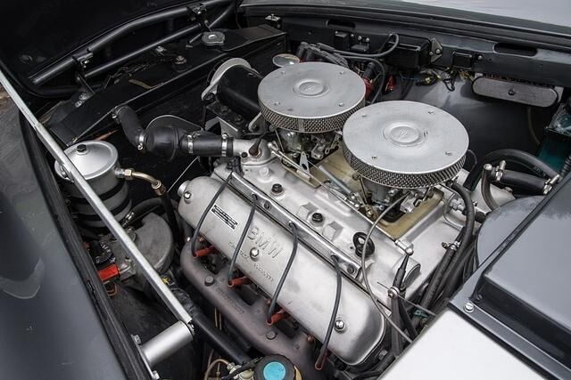 Trotz seiner nur 150 PS wirkt der V8-Motor durchaus spritzig