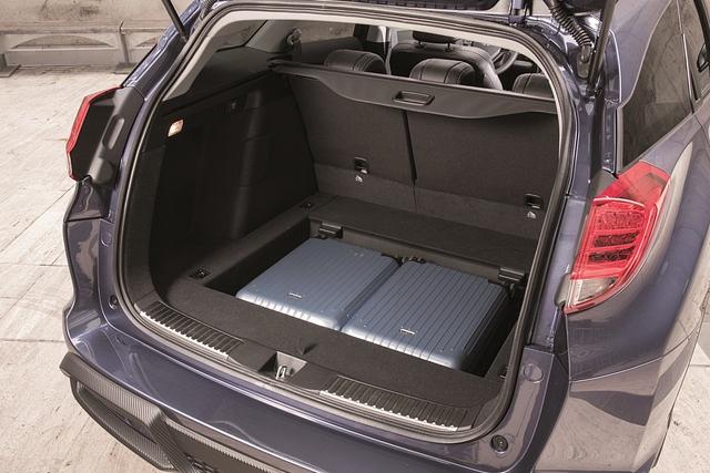 Der Honda Civic Tourer bietet unter dem Kofferraumboden ein üppiges Staufach, in das sich größere Gegenstände einladen lassen